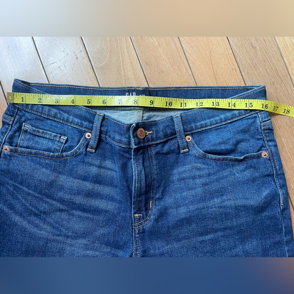 Woman’s Gap 8/29 Denim Short - Picture 5 of 7